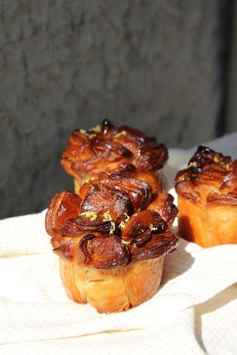 Mico masa laminada de croissant, mantequilla tostada, sirope de café, zest de limón