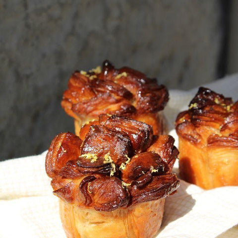 Mico masa laminada de croissant, mantequilla tostada, sirope de café, zest de limón